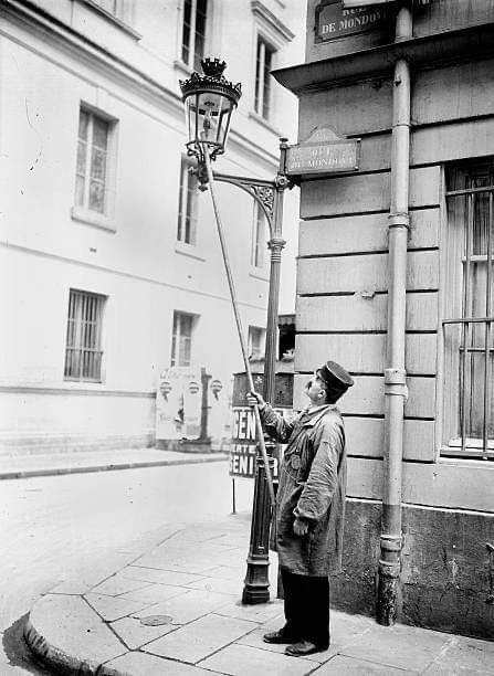 allumeur de lampadaire paris 1905